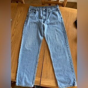 Men’s Levi’s 550 light wash zip fly jeans. W35 L32 Good condition.